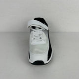 Pēteris | Pantofi de tenis negri aruncați în aer